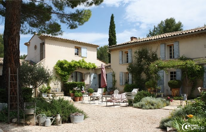 Maison de campagne avec jardin fleuri